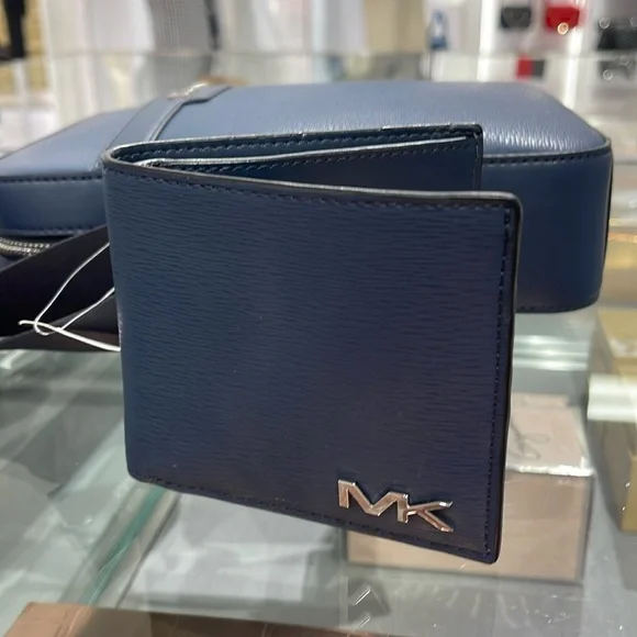 Michael Kors Cooper Billfold Wallet
Navy
NWT - Picture 1 of 16